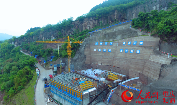 人民网报道:新田长江大桥最大规模浇筑工序顺利完工